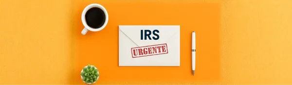 Sobre blanco rotulado «IRS» con sello rojo «URGENTE», junto a una taza de café, un bolígrafo y una planta