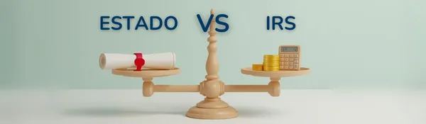 Balanza 3D con el texto «ESTADO VS IRS»: un documento sellado en un platillo y monedas con calculadora en el otro